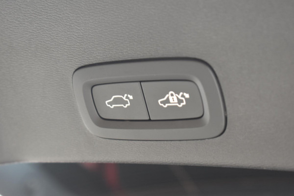 Volvo XC40 T4 211PK Automaat Plug-in hybrid Plus Bright / Navigatie / Cruise control / Harman Kardon / Stuur- & Stoelverwarming / Elektrische achterklep / Achteruitrijcamera / Elektrische stoelverst. met geheugen / Extra getint glas