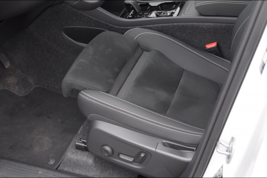 Volvo XC40 B4 211PK Automaat Plus Dark / Adaptive cruise control / Elektrische stoelen / Harman Kardon audio / Pilot assist / BLIS / Stoel en stuur verwarming / Elektrische achterklep / Parkeersensoren met camera / Google infotainment