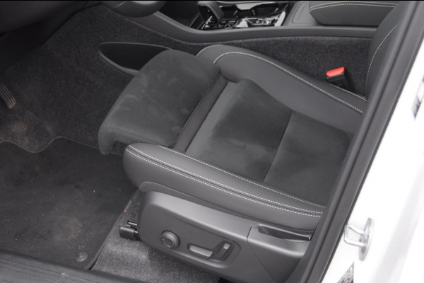 Volvo XC40 B4 211PK Automaat Plus Dark / Adaptive cruise control / Elektrische stoelen / Harman Kardon audio / Pilot assist / BLIS / Stoel en stuur verwarming / Elektrische achterklep / Parkeersensoren met camera / Google infotainment