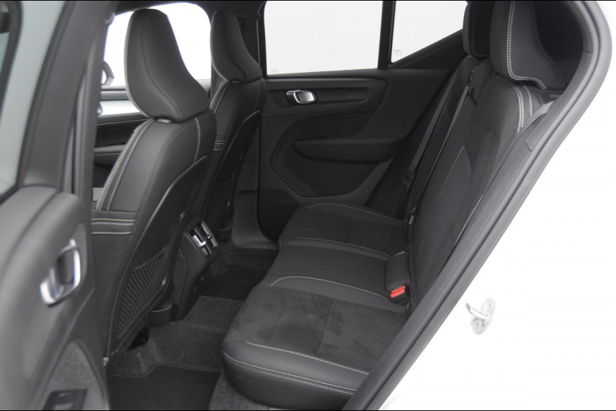 Volvo XC40 B4 211PK Automaat Plus Dark / Adaptive cruise control / Elektrische stoelen / Harman Kardon audio / Pilot assist / BLIS / Stoel en stuur verwarming / Elektrische achterklep / Parkeersensoren met camera / Google infotainment