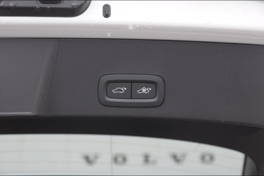 Volvo XC40 B4 211PK Automaat Plus Dark / Adaptive cruise control / Elektrische stoelen / Harman Kardon audio / Pilot assist / BLIS / Stoel en stuur verwarming / Elektrische achterklep / Parkeersensoren met camera / Google infotainment