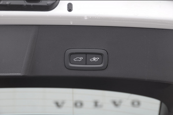 Volvo XC40 B4 211PK Automaat Plus Dark / Adaptive cruise control / Elektrische stoelen / Harman Kardon audio / Pilot assist / BLIS / Stoel en stuur verwarming / Elektrische achterklep / Parkeersensoren met camera / Google infotainment