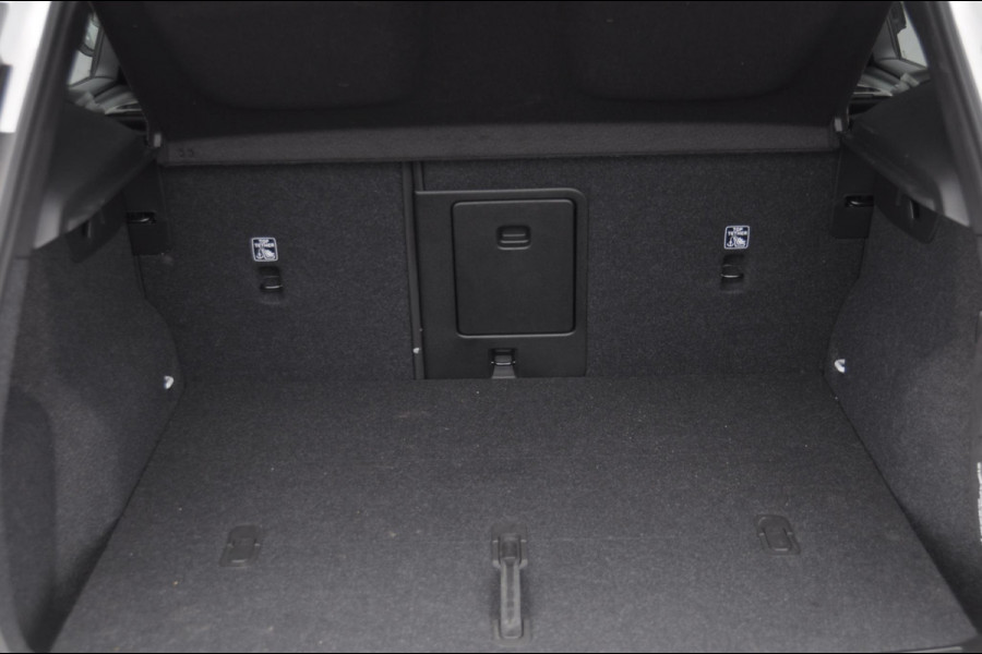 Volvo XC40 B4 211PK Automaat Plus Dark / Adaptive cruise control / Elektrische stoelen / Harman Kardon audio / Pilot assist / BLIS / Stoel en stuur verwarming / Elektrische achterklep / Parkeersensoren met camera / Google infotainment