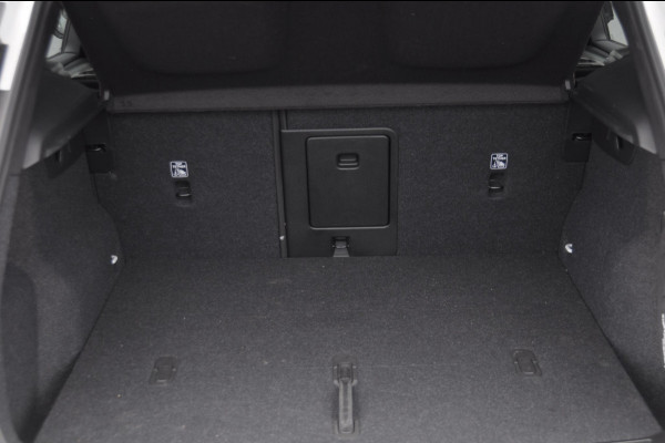 Volvo XC40 B4 211PK Automaat Plus Dark / Adaptive cruise control / Elektrische stoelen / Harman Kardon audio / Pilot assist / BLIS / Stoel en stuur verwarming / Elektrische achterklep / Parkeersensoren met camera / Google infotainment
