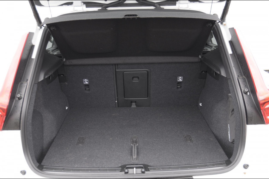 Volvo XC40 B4 211PK Automaat Plus Dark / Adaptive cruise control / Elektrische stoelen / Harman Kardon audio / Pilot assist / BLIS / Stoel en stuur verwarming / Elektrische achterklep / Parkeersensoren met camera / Google infotainment