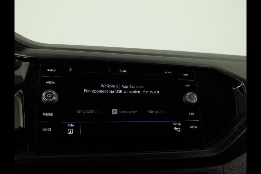 Volkswagen T-Cross 1.0 TSI Life 115 pk Automaat (DSG) | Navigatie | Trekhaak | Parkeersensoren | Achteruitrijcamera | Autom. airco | Voll. digitaal instrumentenpaneel | Stoelverwarming |