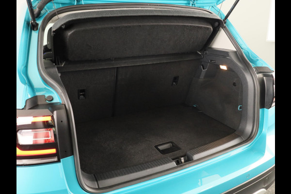 Volkswagen T-Cross 1.0 TSI Life 115 pk Automaat (DSG) | Navigatie | Trekhaak | Parkeersensoren | Achteruitrijcamera | Autom. airco | Voll. digitaal instrumentenpaneel | Stoelverwarming |