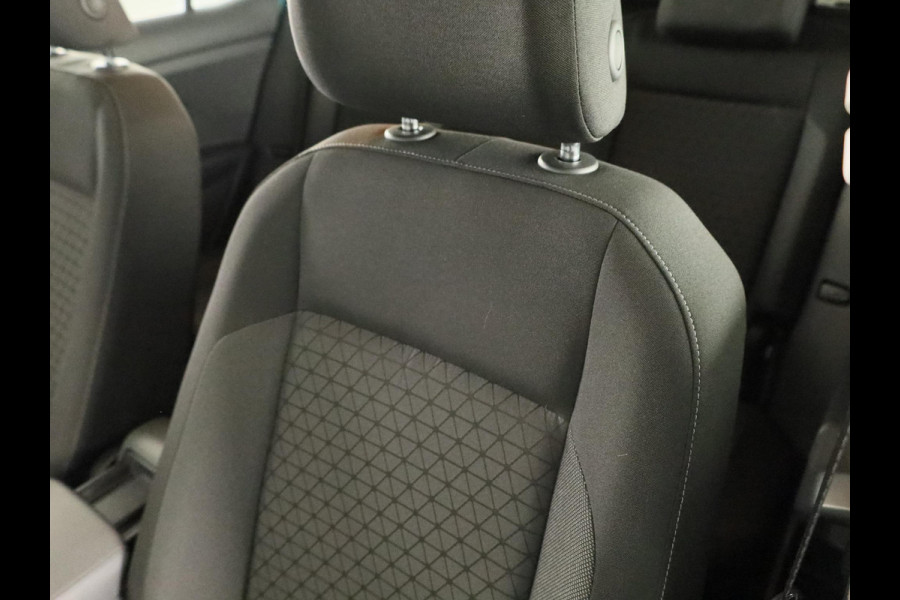 Volkswagen T-Cross 1.0 TSI Life 115 pk Automaat (DSG) | Navigatie | Trekhaak | Parkeersensoren | Achteruitrijcamera | Autom. airco | Voll. digitaal instrumentenpaneel | Stoelverwarming |