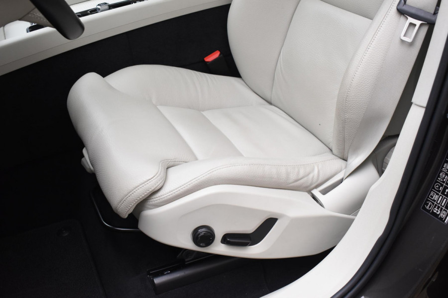 Volvo XC60 T6 340PK Automaat Plug-in Hybrid AWD Inscription / Navigatie / Elektrisch glazen schuif-kanteldak / Leder Blond / Stuur & Stoelverwarming / Elektrische achterklep / Cruise control