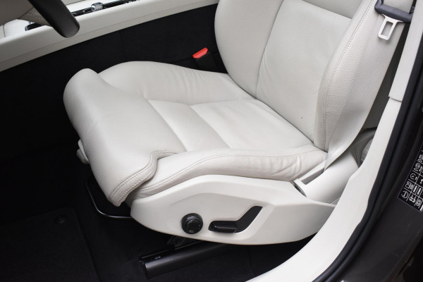 Volvo XC60 T6 340PK Automaat Plug-in Hybrid AWD Inscription / Navigatie / Elektrisch glazen schuif-kanteldak / Leder Blond / Stuur & Stoelverwarming / Elektrische achterklep / Cruise control