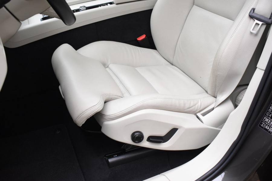 Volvo XC60 T6 340PK Automaat Plug-in Hybrid AWD Inscription / Navigatie / Elektrisch glazen schuif-kanteldak / Leder Blond / Stuur & Stoelverwarming / Elektrische achterklep / Cruise control