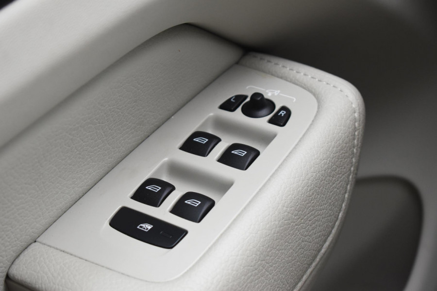 Volvo XC60 T6 340PK Automaat Plug-in Hybrid AWD Inscription / Navigatie / Elektrisch glazen schuif-kanteldak / Leder Blond / Stuur & Stoelverwarming / Elektrische achterklep / Cruise control