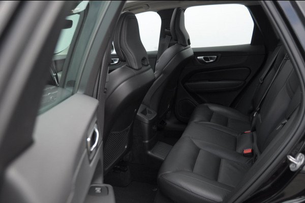 Volvo XC60 T6 350PK Automaat Plug-in hybrid AWD Plus Bright Panoramisch schuif-kanteldak / Google infotainment / Lederen bekleding / Parkeersensoren voor en achter met parkeercamera / Road Sign information / Cruise Control