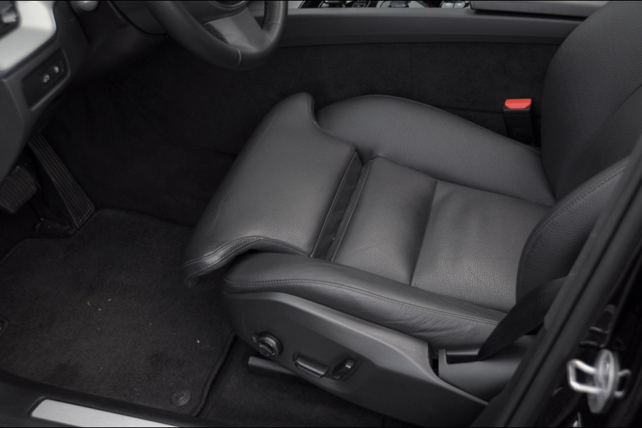 Volvo XC60 T6 350PK Automaat Plug-in hybrid AWD Plus Bright Panoramisch schuif-kanteldak / Google infotainment / Lederen bekleding / Parkeersensoren voor en achter met parkeercamera / Road Sign information / Cruise Control