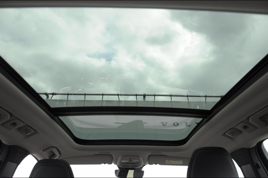 Volvo XC60 T6 350PK Automaat Plug-in hybrid AWD Plus Bright Panoramisch schuif-kanteldak / Google infotainment / Lederen bekleding / Parkeersensoren voor en achter met parkeercamera / Road Sign information / Cruise Control