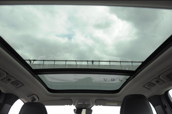 Volvo XC60 T6 350PK Automaat Plug-in hybrid AWD Plus Bright Panoramisch schuif-kanteldak / Google infotainment / Lederen bekleding / Parkeersensoren voor en achter met parkeercamera / Road Sign information / Cruise Control