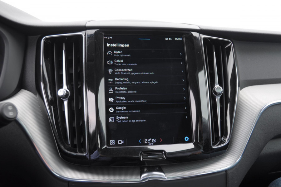 Volvo XC60 T6 350PK Automaat Plug-in hybrid AWD Plus Bright Panoramisch schuif-kanteldak / Google infotainment / Lederen bekleding / Parkeersensoren voor en achter met parkeercamera / Road Sign information / Cruise Control