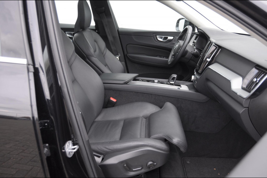 Volvo XC60 T6 350PK Automaat Plug-in hybrid AWD Plus Bright Panoramisch schuif-kanteldak / Google infotainment / Lederen bekleding / Parkeersensoren voor en achter met parkeercamera / Road Sign information / Cruise Control