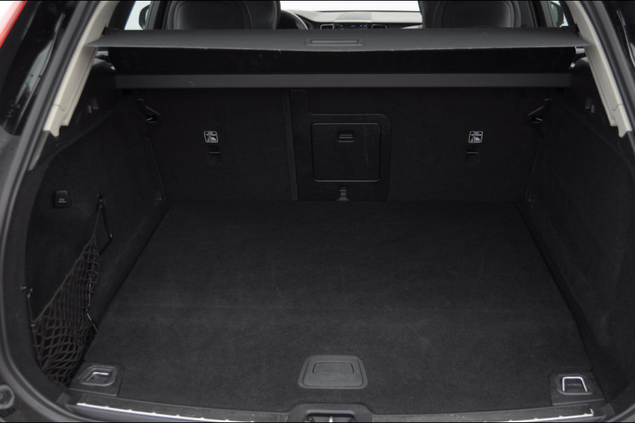 Volvo XC60 T6 350PK Automaat Plug-in hybrid AWD Plus Bright Panoramisch schuif-kanteldak / Google infotainment / Lederen bekleding / Parkeersensoren voor en achter met parkeercamera / Road Sign information / Cruise Control