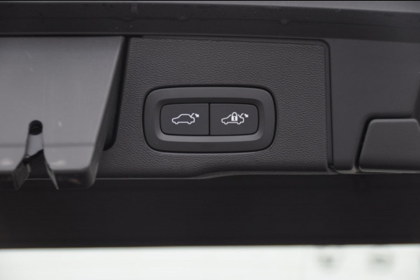 Volvo XC60 T6 350PK Automaat Plug-in hybrid AWD Plus Bright Panoramisch schuif-kanteldak / Google infotainment / Lederen bekleding / Parkeersensoren voor en achter met parkeercamera / Road Sign information / Cruise Control