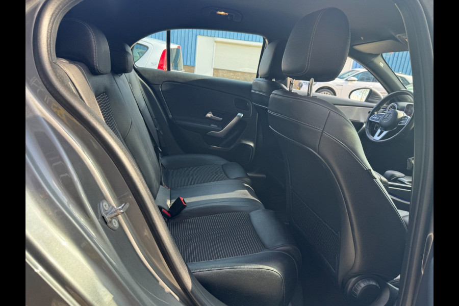 Mercedes-Benz A-Klasse 200 Edition 19 - Automaat I Sport Pakket I Navigatie/ Apple CarPlay I Leer I LED I PDC I Dealer onderhouden