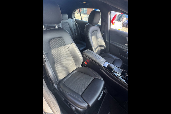 Mercedes-Benz A-Klasse 200 Edition 19 - Automaat I Sport Pakket I Navigatie/ Apple CarPlay I Leer I LED I PDC I Dealer onderhouden