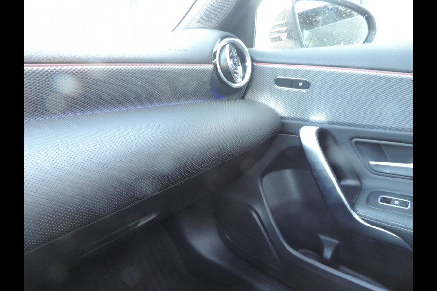 Mercedes-Benz A-Klasse 200 Business Solution Luxury panoramadak sfeer licht