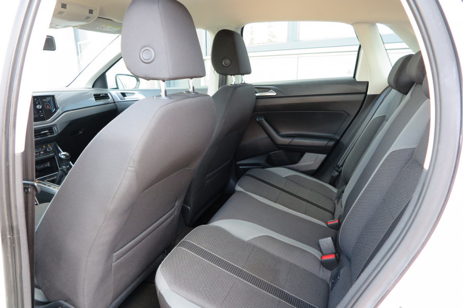 Volkswagen Polo 1.0 TSI 95 pk Highline , Adaptive Cruise , Parkeersensoren V+A , Parkassist, NAP, Navigatie, DAB+ , Stuurwiel multifunctioneel, 16"lichtmetalen velgen, Carplay, Actieve demping , Sportstoelen, etc.etc