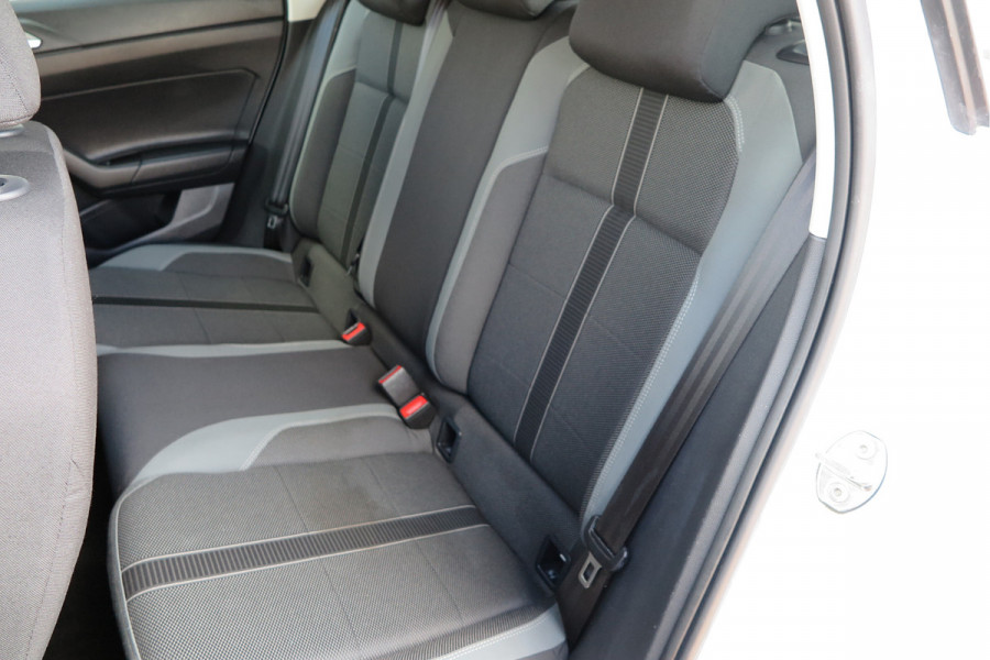 Volkswagen Polo 1.0 TSI 95 pk Highline , Adaptive Cruise , Parkeersensoren V+A , Parkassist, NAP, Navigatie, DAB+ , Stuurwiel multifunctioneel, 16"lichtmetalen velgen, Carplay, Actieve demping , Sportstoelen, etc.etc