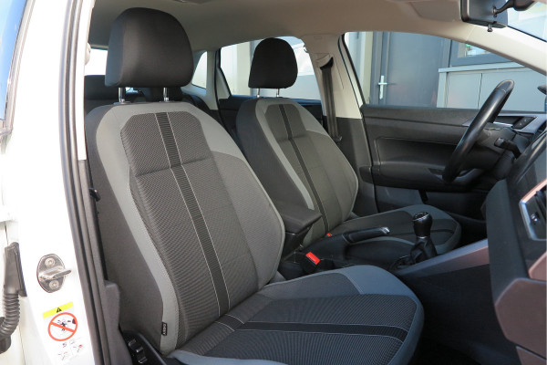 Volkswagen Polo 1.0 TSI 95 pk Highline , Adaptive Cruise , Parkeersensoren V+A , Parkassist, NAP, Navigatie, DAB+ , Stuurwiel multifunctioneel, 16"lichtmetalen velgen, Carplay, Actieve demping , Sportstoelen, etc.etc