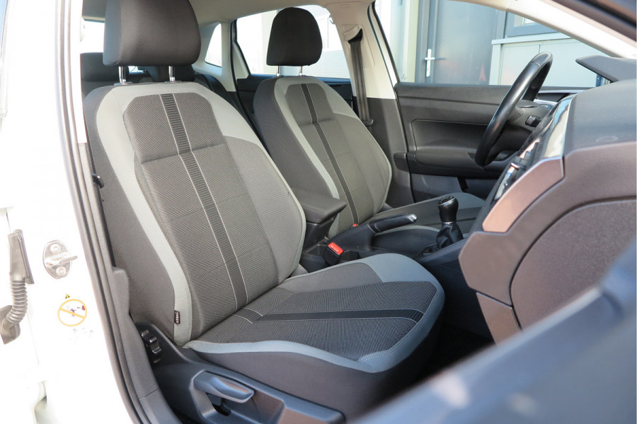 Volkswagen Polo 1.0 TSI 95 pk Highline , Adaptive Cruise , Parkeersensoren V+A , Parkassist, NAP, Navigatie, DAB+ , Stuurwiel multifunctioneel, 16"lichtmetalen velgen, Carplay, Actieve demping , Sportstoelen, etc.etc