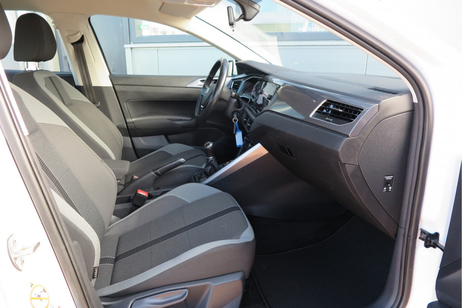 Volkswagen Polo 1.0 TSI 95 pk Highline , Adaptive Cruise , Parkeersensoren V+A , Parkassist, NAP, Navigatie, DAB+ , Stuurwiel multifunctioneel, 16"lichtmetalen velgen, Carplay, Actieve demping , Sportstoelen, etc.etc