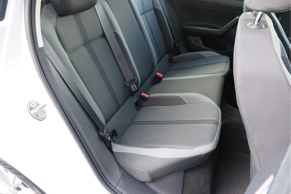 Volkswagen Polo 1.0 TSI 95 pk Highline , Adaptive Cruise , Parkeersensoren V+A , Parkassist, NAP, Navigatie, DAB+ , Stuurwiel multifunctioneel, 16"lichtmetalen velgen, Carplay, Actieve demping , Sportstoelen, etc.etc