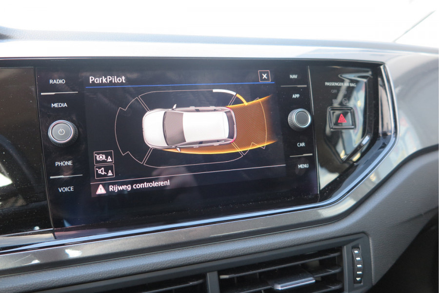 Volkswagen Polo 1.0 TSI 95 pk Highline , Adaptive Cruise , Parkeersensoren V+A , Parkassist, NAP, Navigatie, DAB+ , Stuurwiel multifunctioneel, 16"lichtmetalen velgen, Carplay, Actieve demping , Sportstoelen, etc.etc