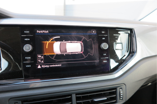 Volkswagen Polo 1.0 TSI 95 pk Highline , Adaptive Cruise , Parkeersensoren V+A , Parkassist, NAP, Navigatie, DAB+ , Stuurwiel multifunctioneel, 16"lichtmetalen velgen, Carplay, Actieve demping , Sportstoelen, etc.etc