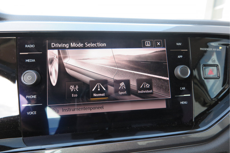 Volkswagen Polo 1.0 TSI 95 pk Highline , Adaptive Cruise , Parkeersensoren V+A , Parkassist, NAP, Navigatie, DAB+ , Stuurwiel multifunctioneel, 16"lichtmetalen velgen, Carplay, Actieve demping , Sportstoelen, etc.etc