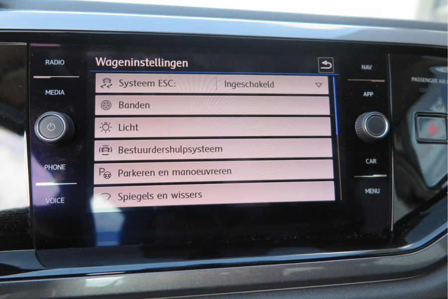 Volkswagen Polo 1.0 TSI 95 pk Highline , Adaptive Cruise , Parkeersensoren V+A , Parkassist, NAP, Navigatie, DAB+ , Stuurwiel multifunctioneel, 16"lichtmetalen velgen, Carplay, Actieve demping , Sportstoelen, etc.etc