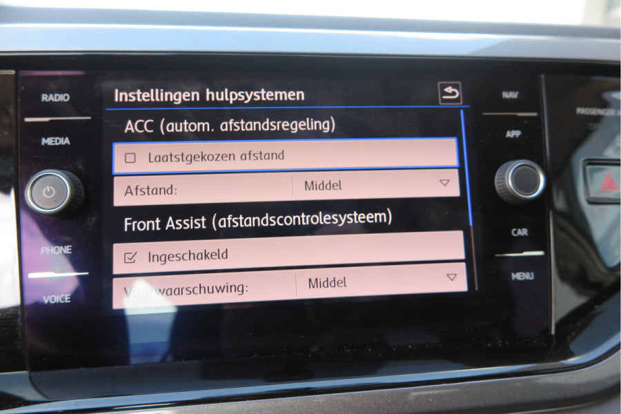 Volkswagen Polo 1.0 TSI 95 pk Highline , Adaptive Cruise , Parkeersensoren V+A , Parkassist, NAP, Navigatie, DAB+ , Stuurwiel multifunctioneel, 16"lichtmetalen velgen, Carplay, Actieve demping , Sportstoelen, etc.etc