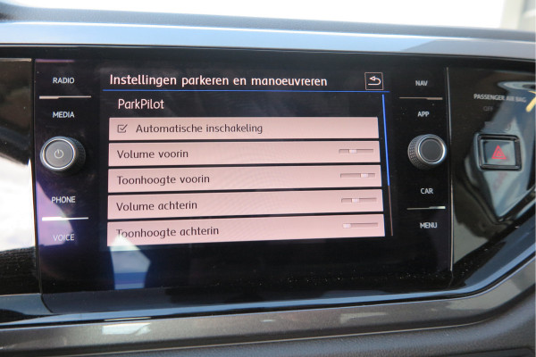 Volkswagen Polo 1.0 TSI 95 pk Highline , Adaptive Cruise , Parkeersensoren V+A , Parkassist, NAP, Navigatie, DAB+ , Stuurwiel multifunctioneel, 16"lichtmetalen velgen, Carplay, Actieve demping , Sportstoelen, etc.etc