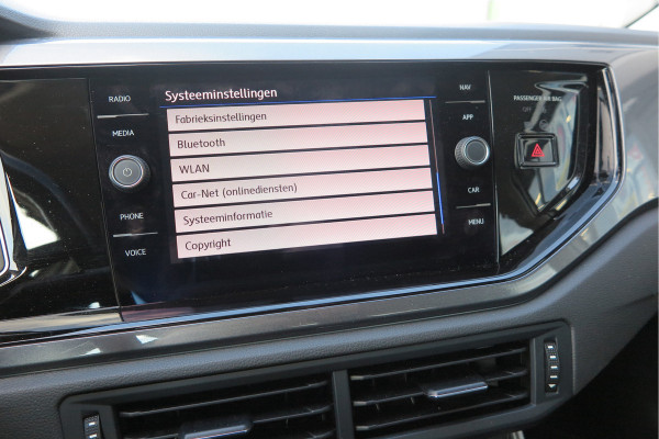 Volkswagen Polo 1.0 TSI 95 pk Highline , Adaptive Cruise , Parkeersensoren V+A , Parkassist, NAP, Navigatie, DAB+ , Stuurwiel multifunctioneel, 16"lichtmetalen velgen, Carplay, Actieve demping , Sportstoelen, etc.etc