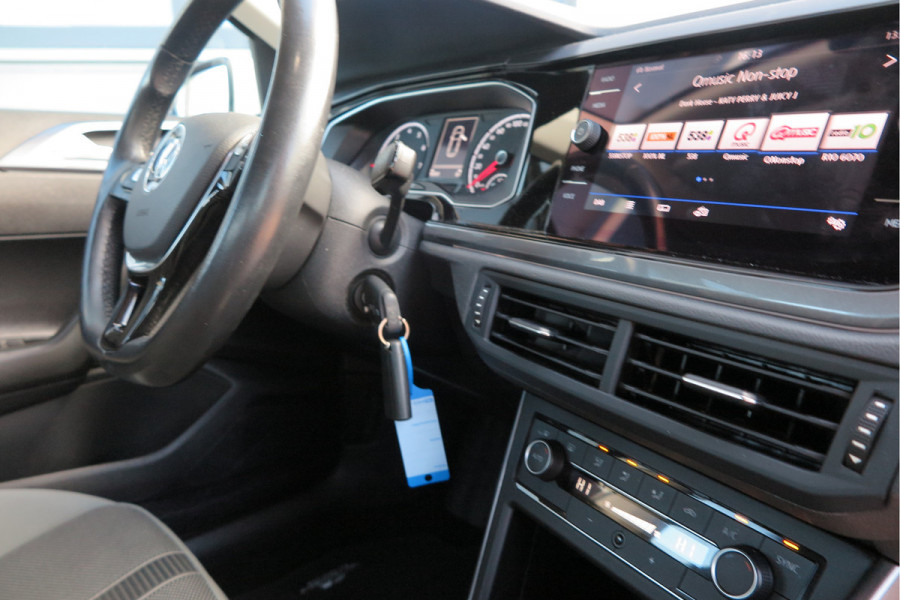 Volkswagen Polo 1.0 TSI 95 pk Highline , Adaptive Cruise , Parkeersensoren V+A , Parkassist, NAP, Navigatie, DAB+ , Stuurwiel multifunctioneel, 16"lichtmetalen velgen, Carplay, Actieve demping , Sportstoelen, etc.etc