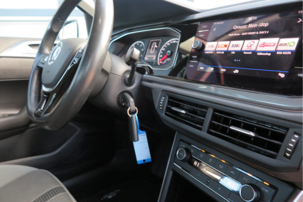 Volkswagen Polo 1.0 TSI 95 pk Highline , Adaptive Cruise , Parkeersensoren V+A , Parkassist, NAP, Navigatie, DAB+ , Stuurwiel multifunctioneel, 16"lichtmetalen velgen, Carplay, Actieve demping , Sportstoelen, etc.etc