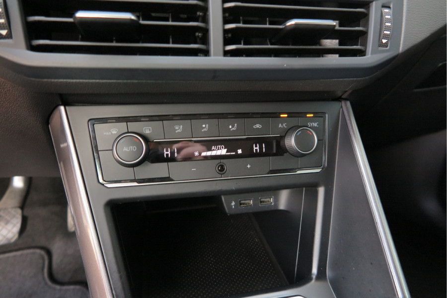 Volkswagen Polo 1.0 TSI 95 pk Highline , Adaptive Cruise , Parkeersensoren V+A , Parkassist, NAP, Navigatie, DAB+ , Stuurwiel multifunctioneel, 16"lichtmetalen velgen, Carplay, Actieve demping , Sportstoelen, etc.etc