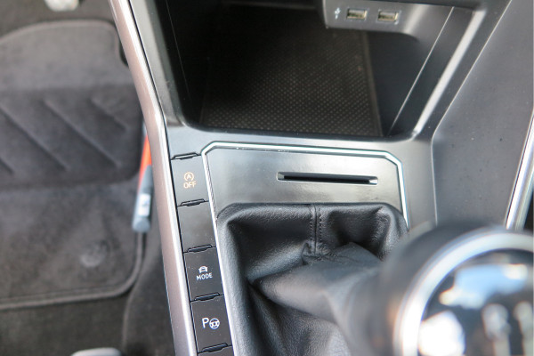 Volkswagen Polo 1.0 TSI 95 pk Highline , Adaptive Cruise , Parkeersensoren V+A , Parkassist, NAP, Navigatie, DAB+ , Stuurwiel multifunctioneel, 16"lichtmetalen velgen, Carplay, Actieve demping , Sportstoelen, etc.etc