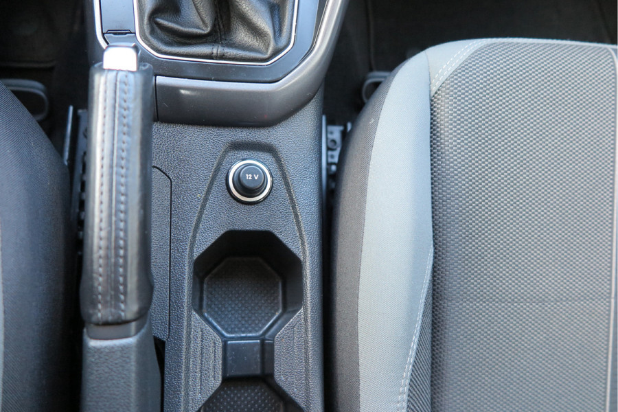 Volkswagen Polo 1.0 TSI 95 pk Highline , Adaptive Cruise , Parkeersensoren V+A , Parkassist, NAP, Navigatie, DAB+ , Stuurwiel multifunctioneel, 16"lichtmetalen velgen, Carplay, Actieve demping , Sportstoelen, etc.etc