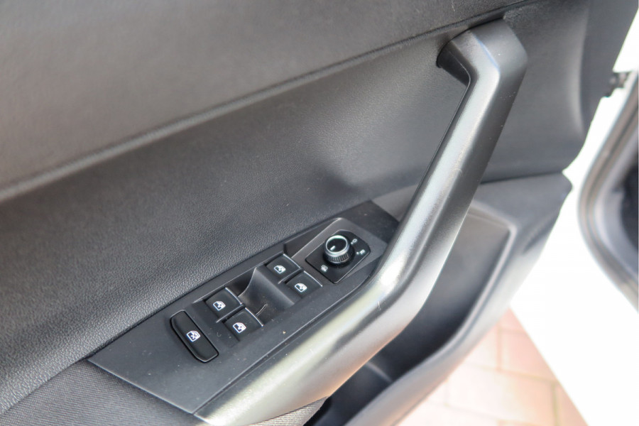 Volkswagen Polo 1.0 TSI 95 pk Highline , Adaptive Cruise , Parkeersensoren V+A , Parkassist, NAP, Navigatie, DAB+ , Stuurwiel multifunctioneel, 16"lichtmetalen velgen, Carplay, Actieve demping , Sportstoelen, etc.etc