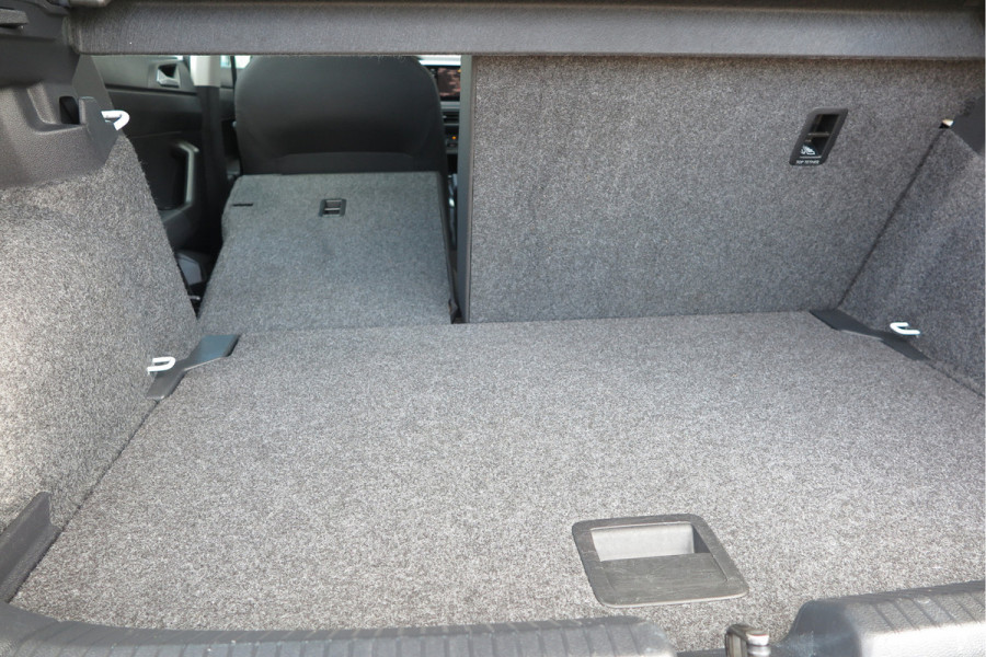 Volkswagen Polo 1.0 TSI 95 pk Highline , Adaptive Cruise , Parkeersensoren V+A , Parkassist, NAP, Navigatie, DAB+ , Stuurwiel multifunctioneel, 16"lichtmetalen velgen, Carplay, Actieve demping , Sportstoelen, etc.etc