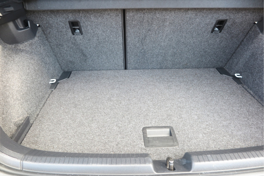 Volkswagen Polo 1.0 TSI 95 pk Highline , Adaptive Cruise , Parkeersensoren V+A , Parkassist, NAP, Navigatie, DAB+ , Stuurwiel multifunctioneel, 16"lichtmetalen velgen, Carplay, Actieve demping , Sportstoelen, etc.etc