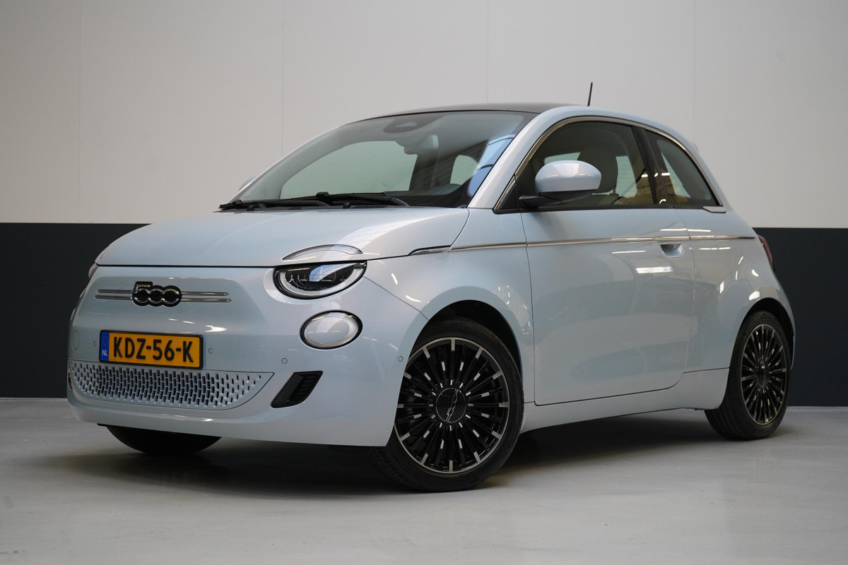 Fiat 500 La Prima 42 kWh | SoH 100% | Panoramadak | Leder | Navigatie | Carplay | Lm velgen | Blind-Spot
