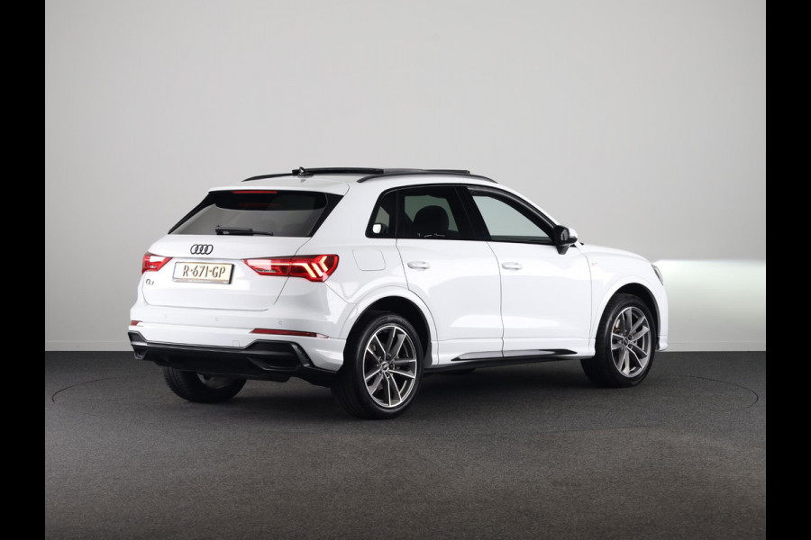 Audi Q3 45 TFSI e S edition 245pk | Panoramadak | Navgatie | Keyless Entry | Matrix Led |